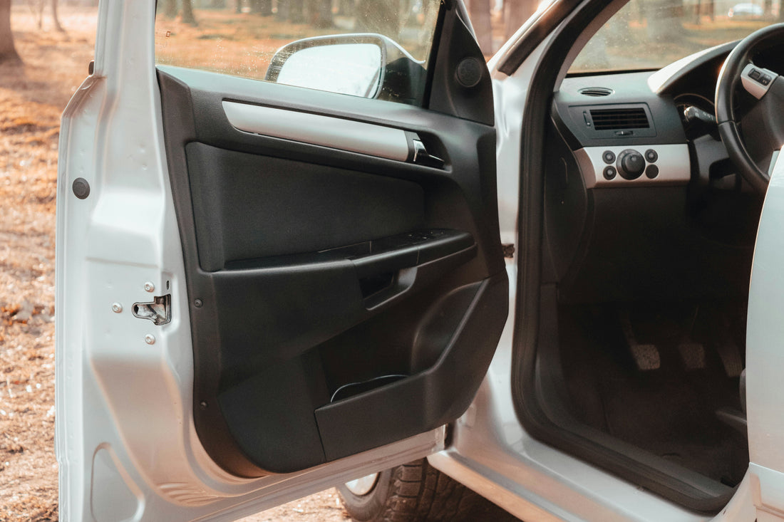 [AUTOMENT] The "Silicone Spray Door Seal Shield": How to stop car door rubber weatherstrips from cracking and sticking in freezing cold