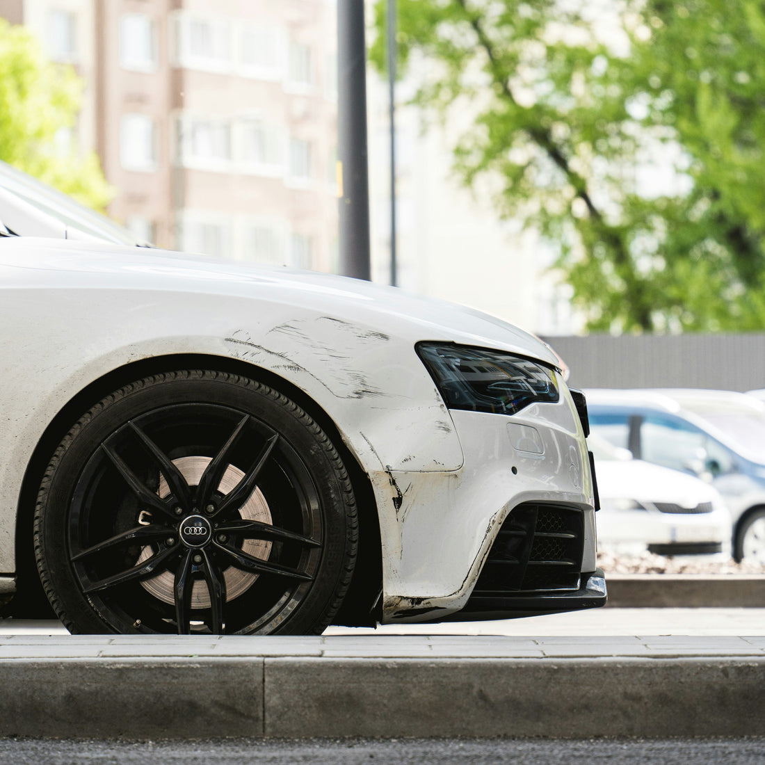 [AUTOMENT] The "Clay Bar Lubricant Glide": How to remove embedded industrial fallout from car paint without scratching