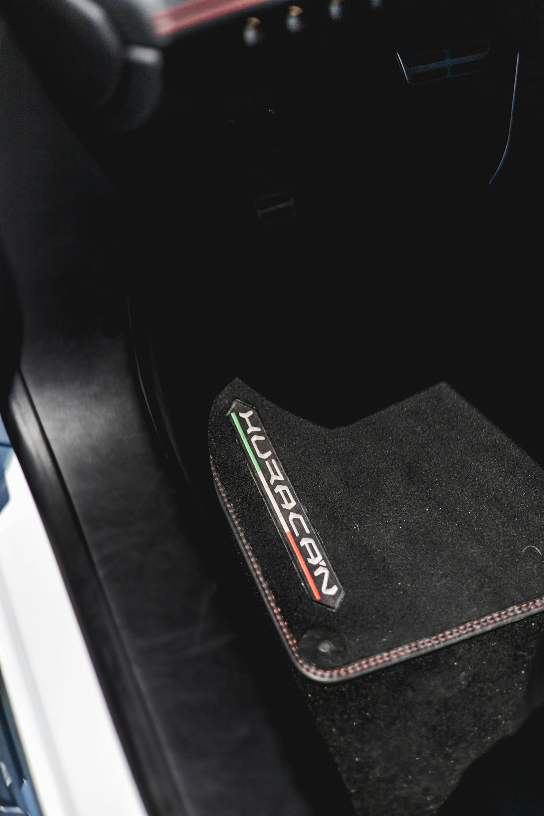 [AUTOMENT] The "Baking Soda Carpet Deodorizer": How to eliminate stubborn food and foot odor from car floor mats